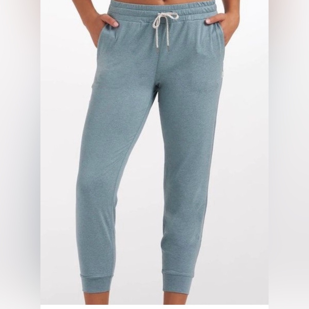 Vuori Women's Light Blue Jogger Pants size M